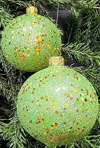 glas julekugler i grøn glitter